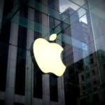 Appleストアに掲げられたAppleのロゴマーク画像