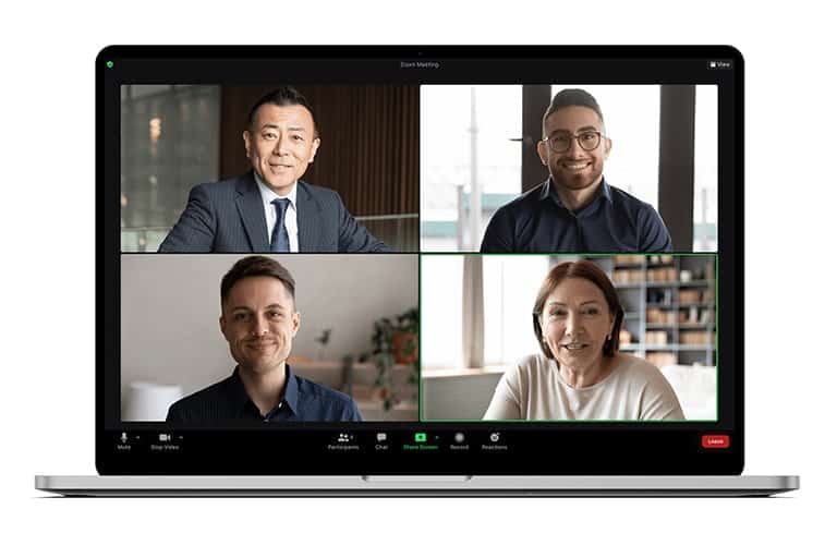 MacBookのZoomアプリでビデオ会議をしているイメージ画像