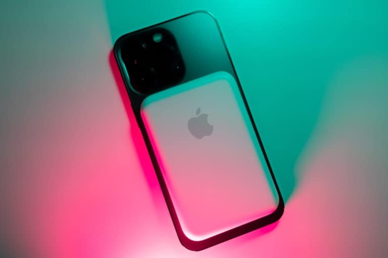  MagSafe バッテリー パックはファームウェアのアップデート後、より高速な 7.5W の速度で充電できるようになりました