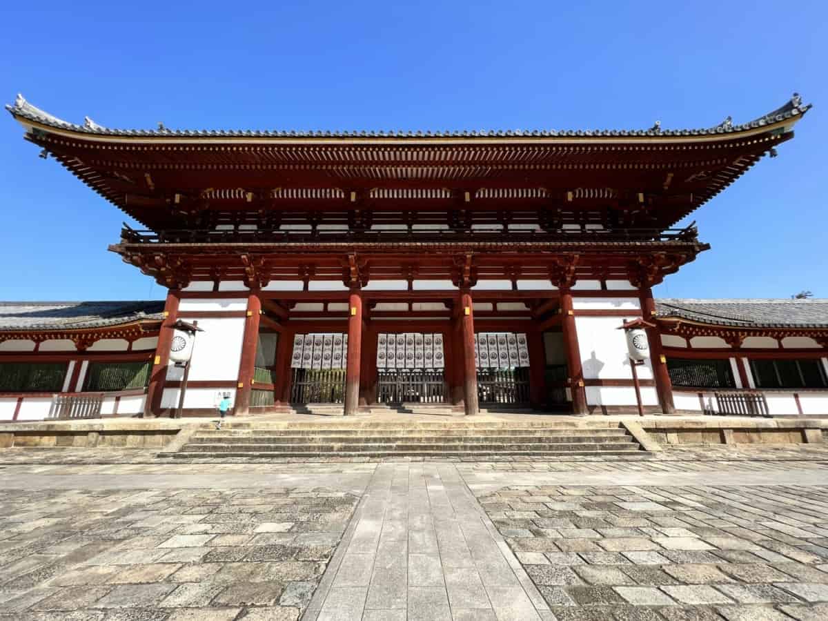 iPhone 13 Pro Maxで撮影した東大寺の門