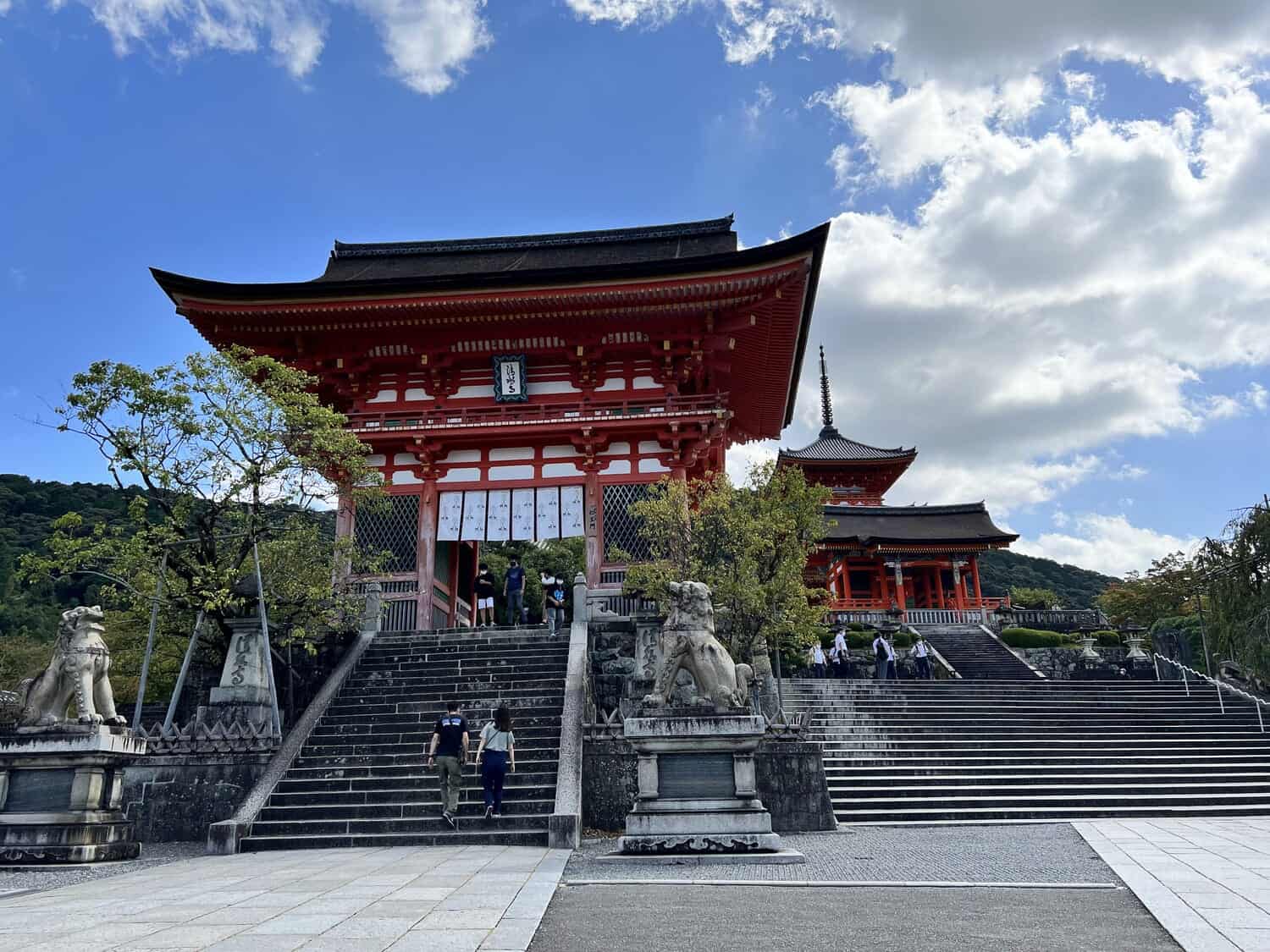 iPhone 13 Pro Maxで撮影した清水寺の正門
