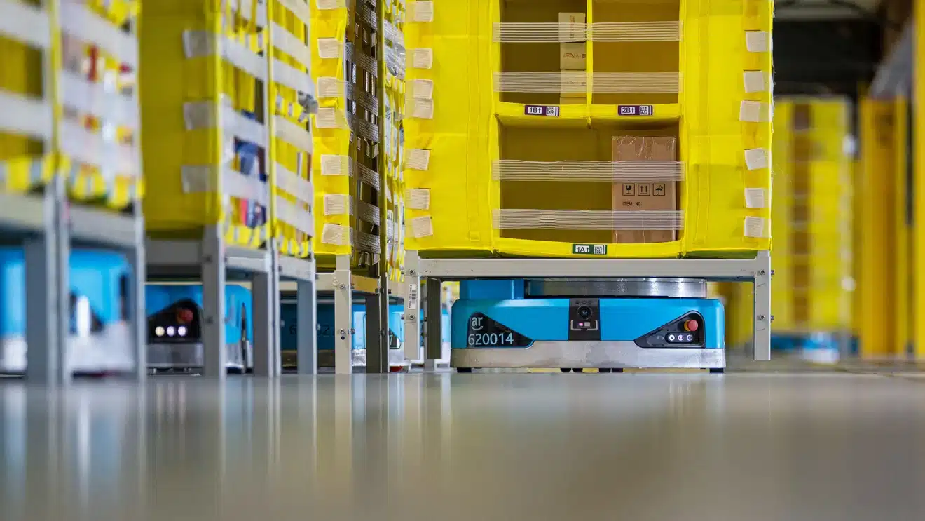 Amazonが「初の完全自律移動ロボット」による倉庫の自動化を公開