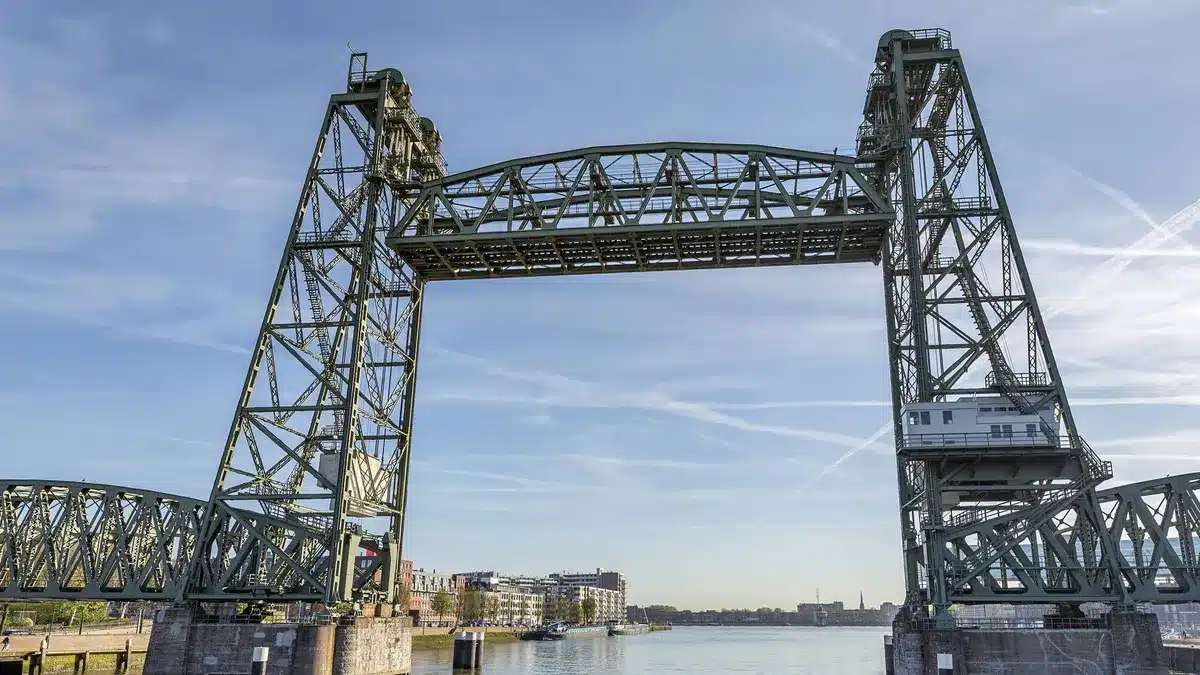 Amazon創業者ジェフ・ベゾス氏の超巨大ヨット “橋を壊さず” 海に出ることが可能に