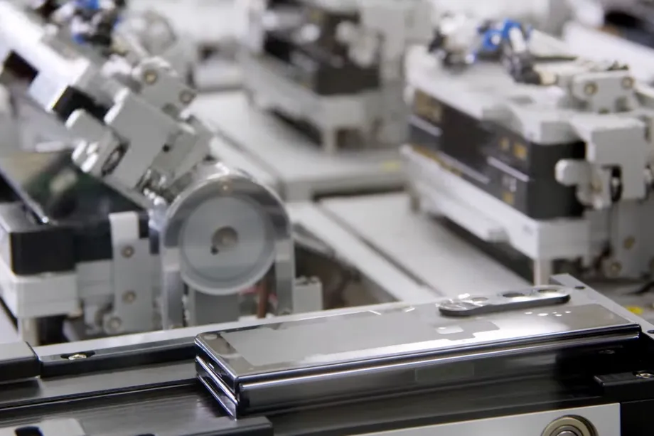 サムスンが折りたたみ式スマートフォンの製造過程・耐久性テストの動画を公開