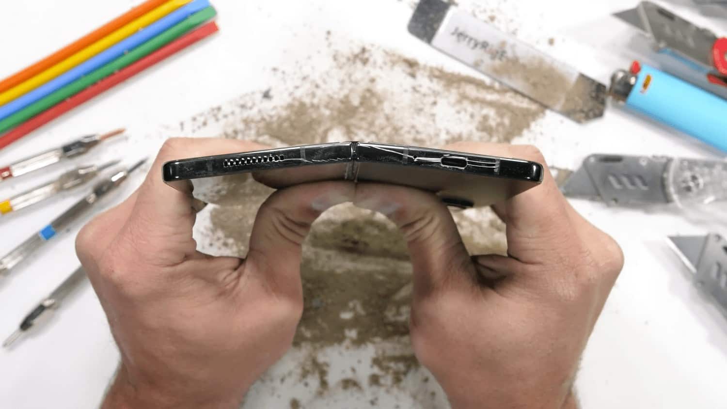 サムスン Galaxy Z Flod 4の拷問テスト動画が公開 – 砂ぼこりにまみれてもヒンジは問題なく稼働できた