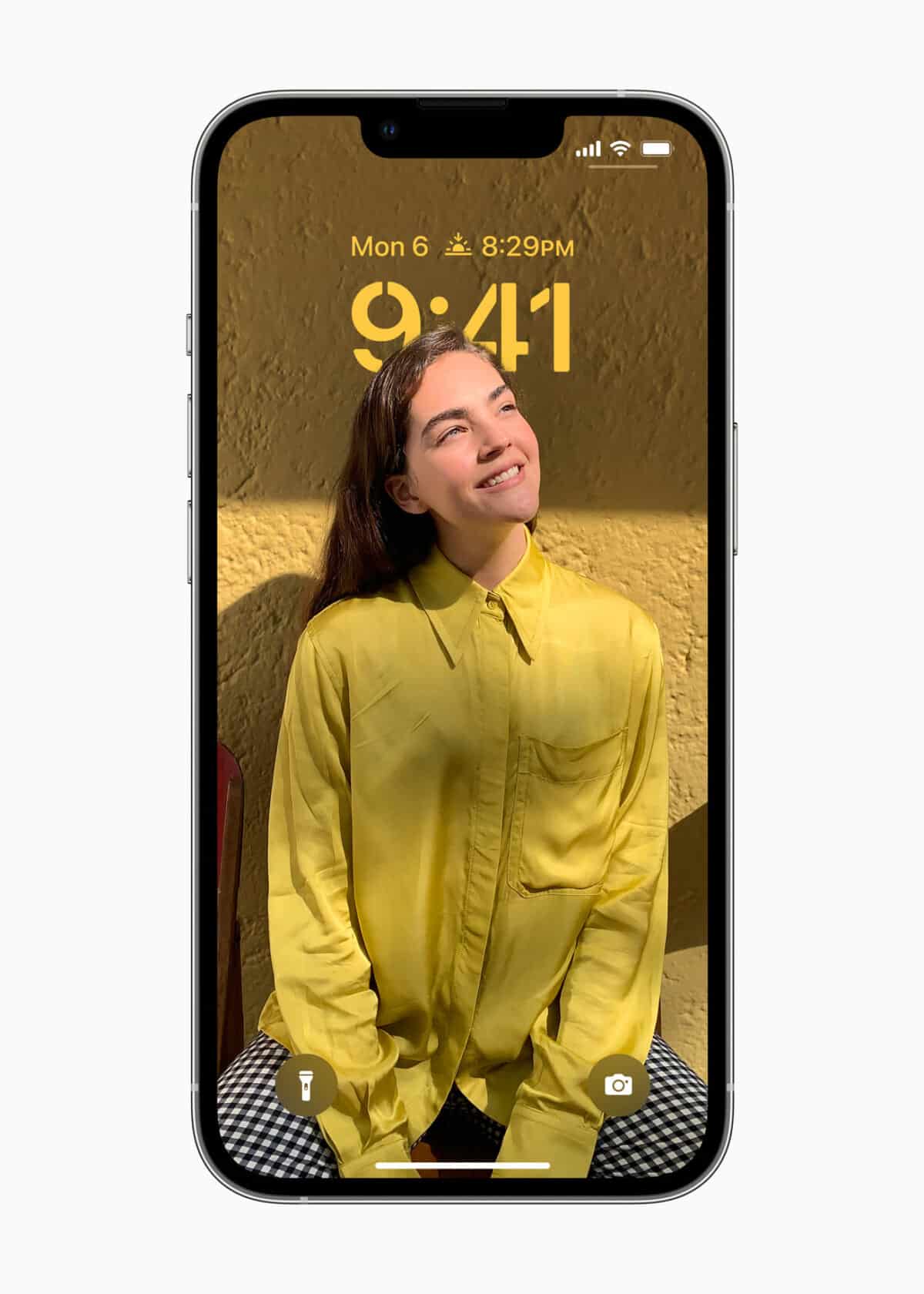 Apple WWDC22 iOS16 Personalized Lockscreen 220606 inline.large 2x