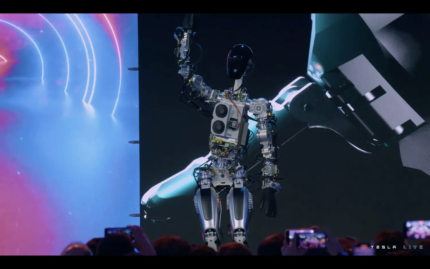 テスラが初の人型ロボット「オプティマス」の実機プロトタイプを公開