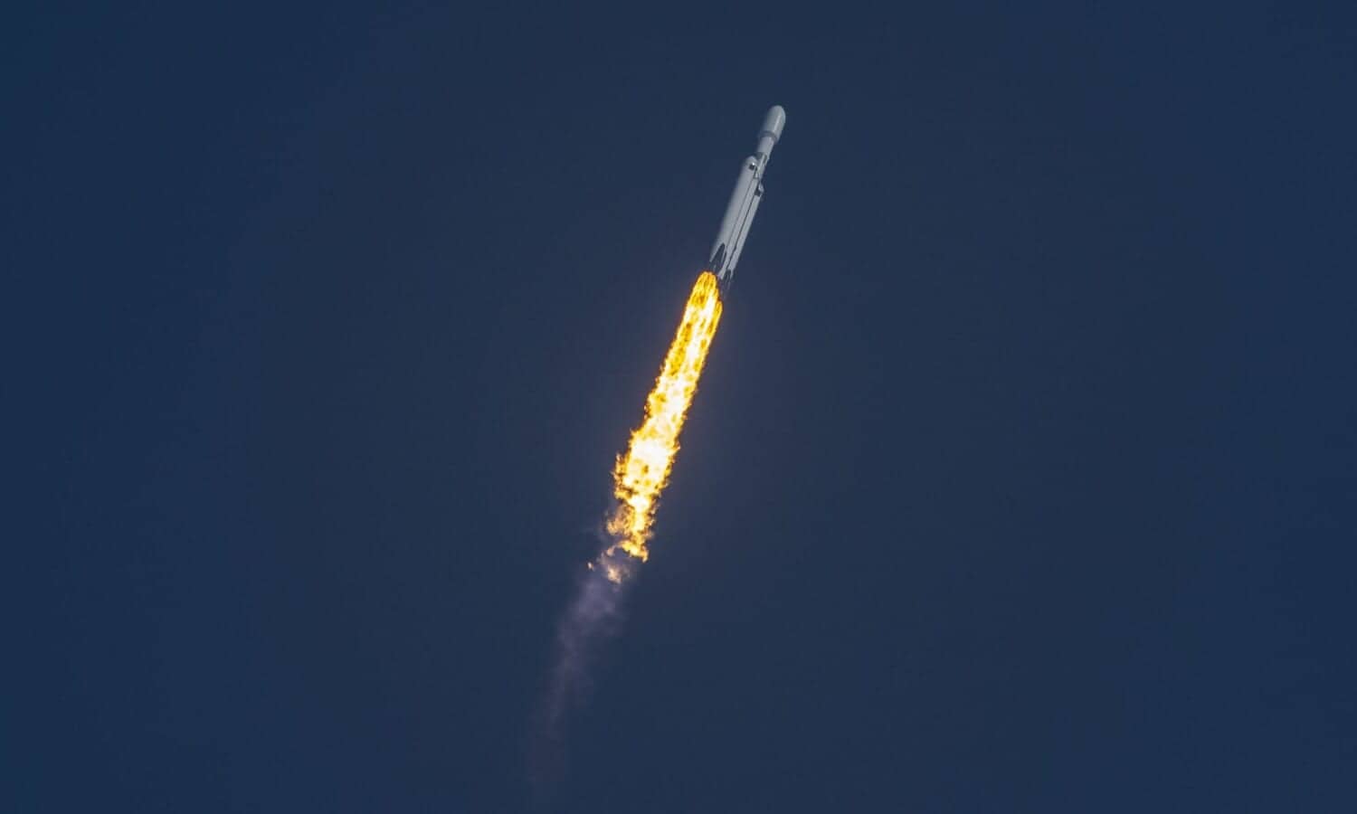 ファルコンヘビーが3年以上ぶりに打ち上げ、軍事衛星を軌道に乗せる