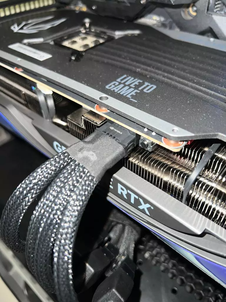 NVIDIA GeForce RTX 4090 16 Pin 12VHPWR Connector Melts 1.jpg