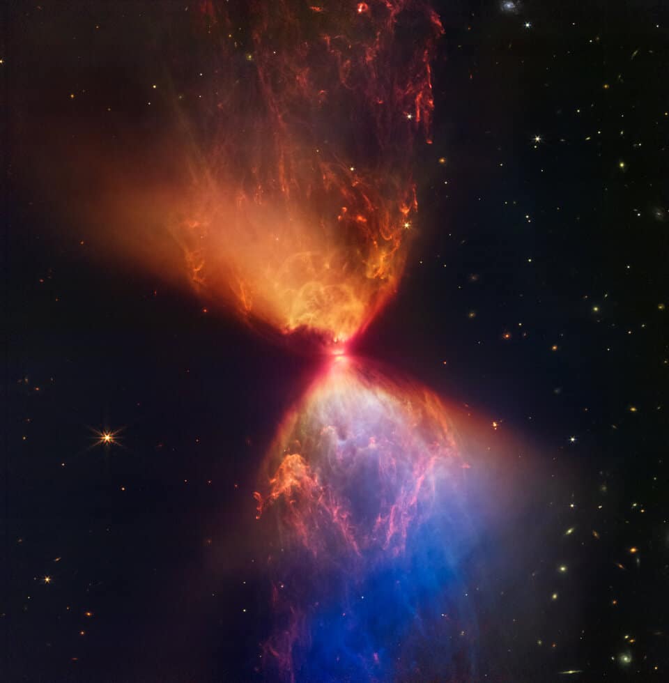 ジェイムズ・ウェッブ宇宙望遠鏡の最新画像に映し出された、星形成の初期段階にある星