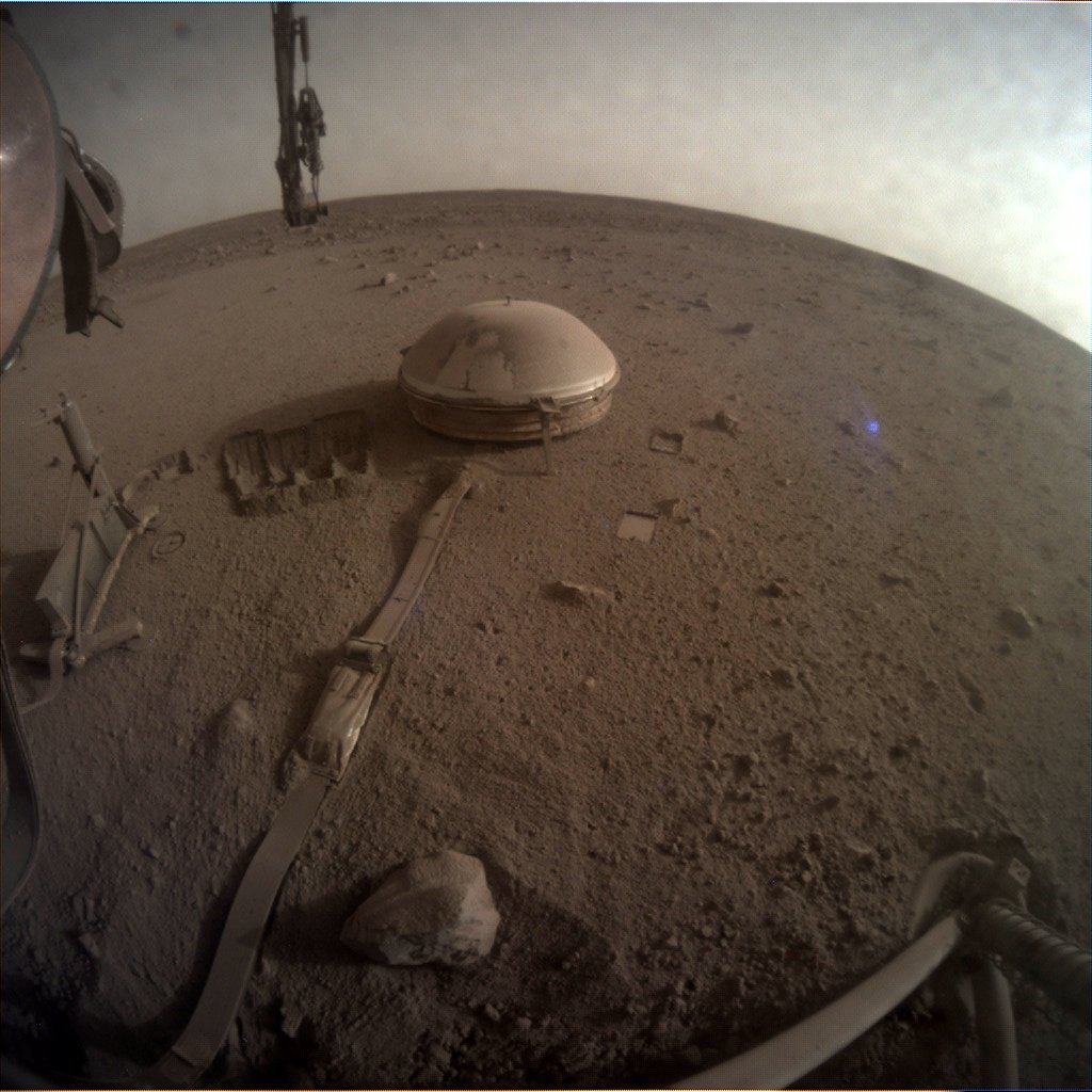 これはおそらく、火星探査機インサイトの電力が切れる前の最後の写真になるだろう