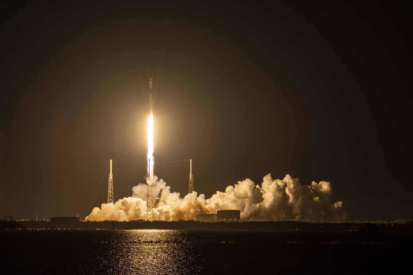 SpaceXが第2世代Starlink衛星54基の打ち上げに成功、通信速度改善に繋がるか