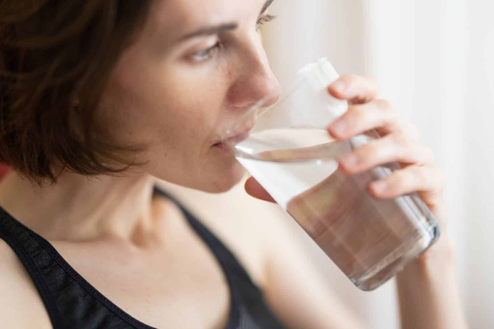水をたくさん飲むと老化の抑制に繋がるという新たな研究結果