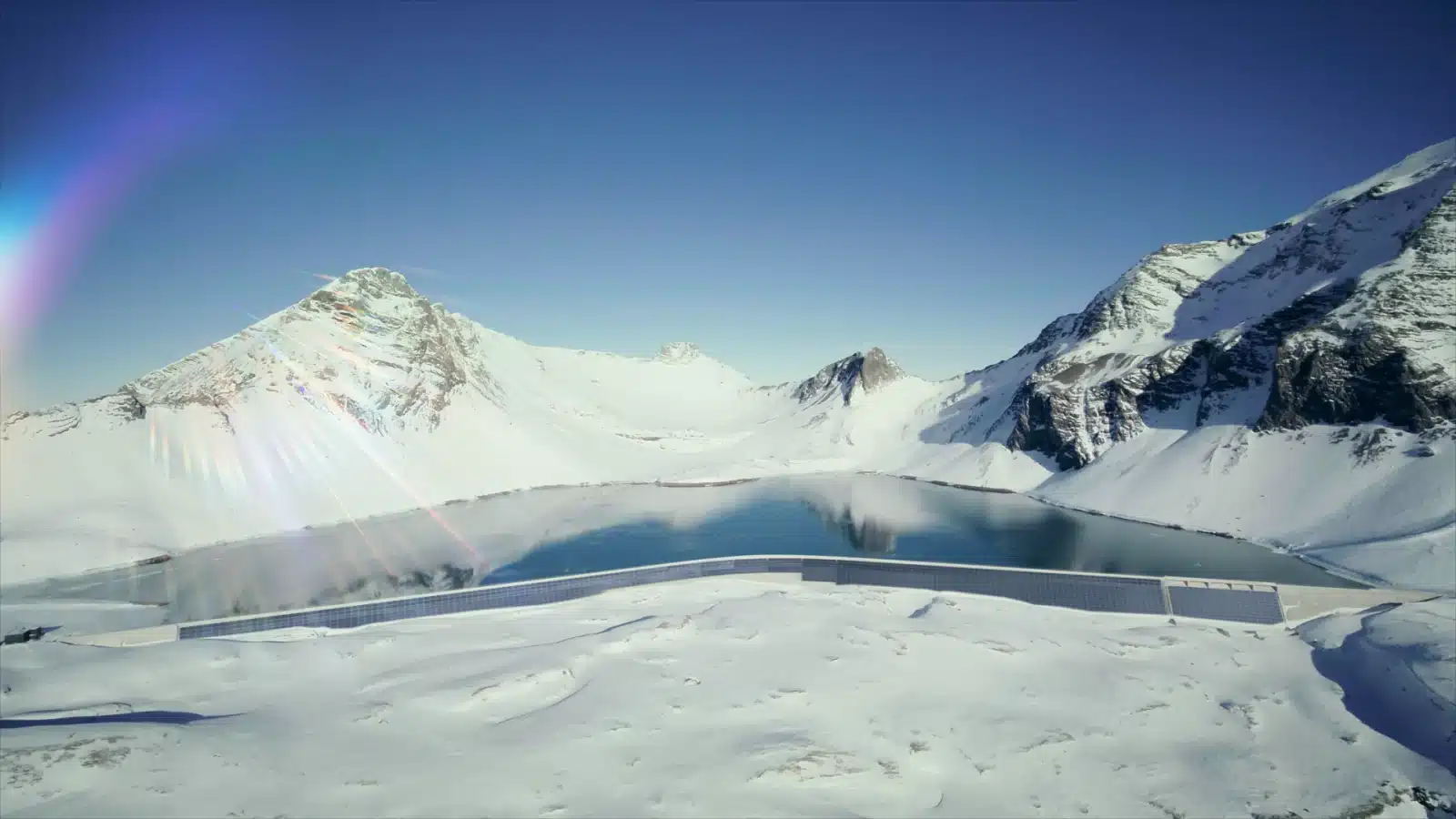 スイス、標高2,500mのダムに5,000枚のソーラーパネル設置