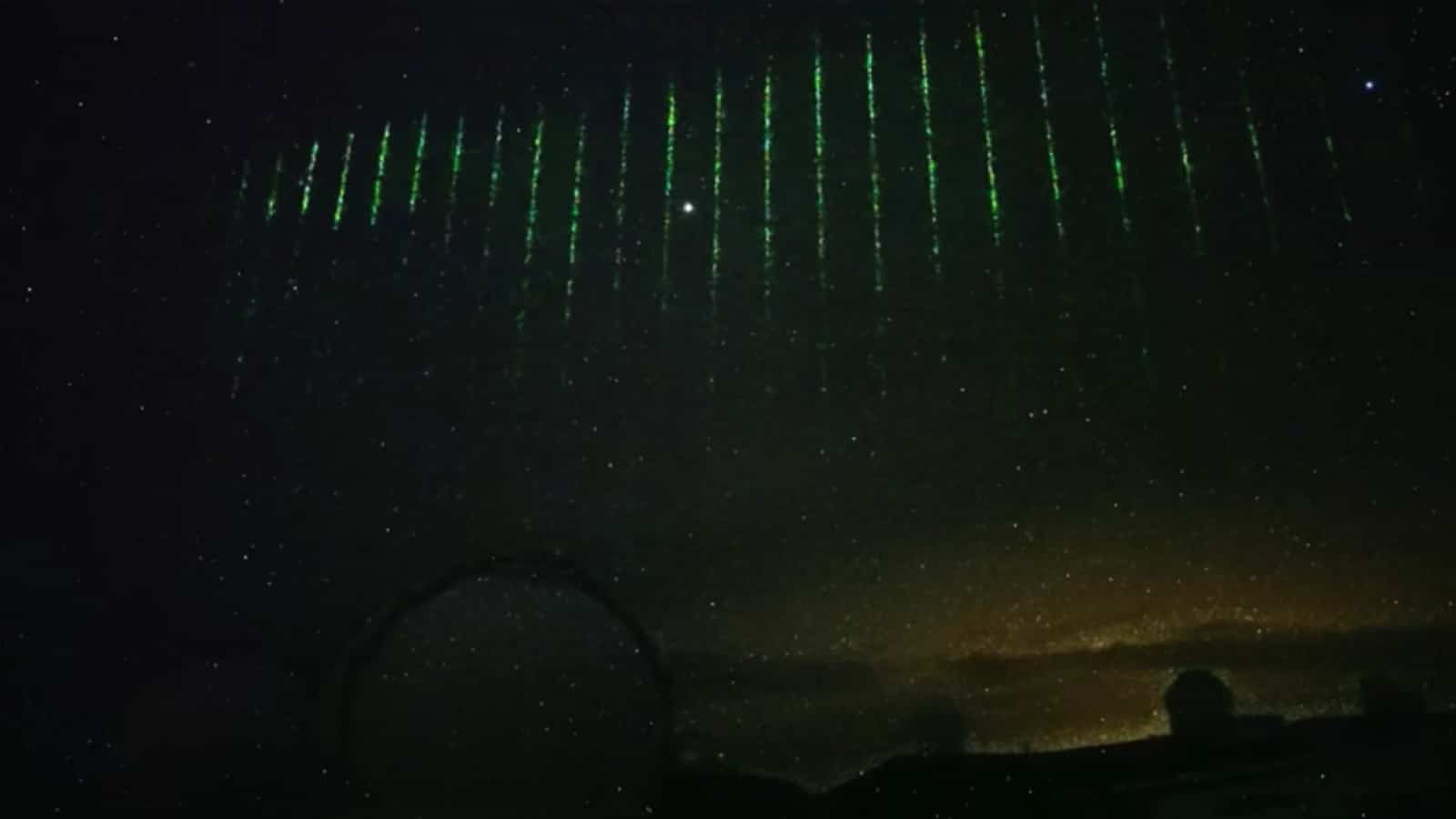 ハワイ上空に不気味な緑色の光の壁が出現 – 中国の衛星からの可能性が高い