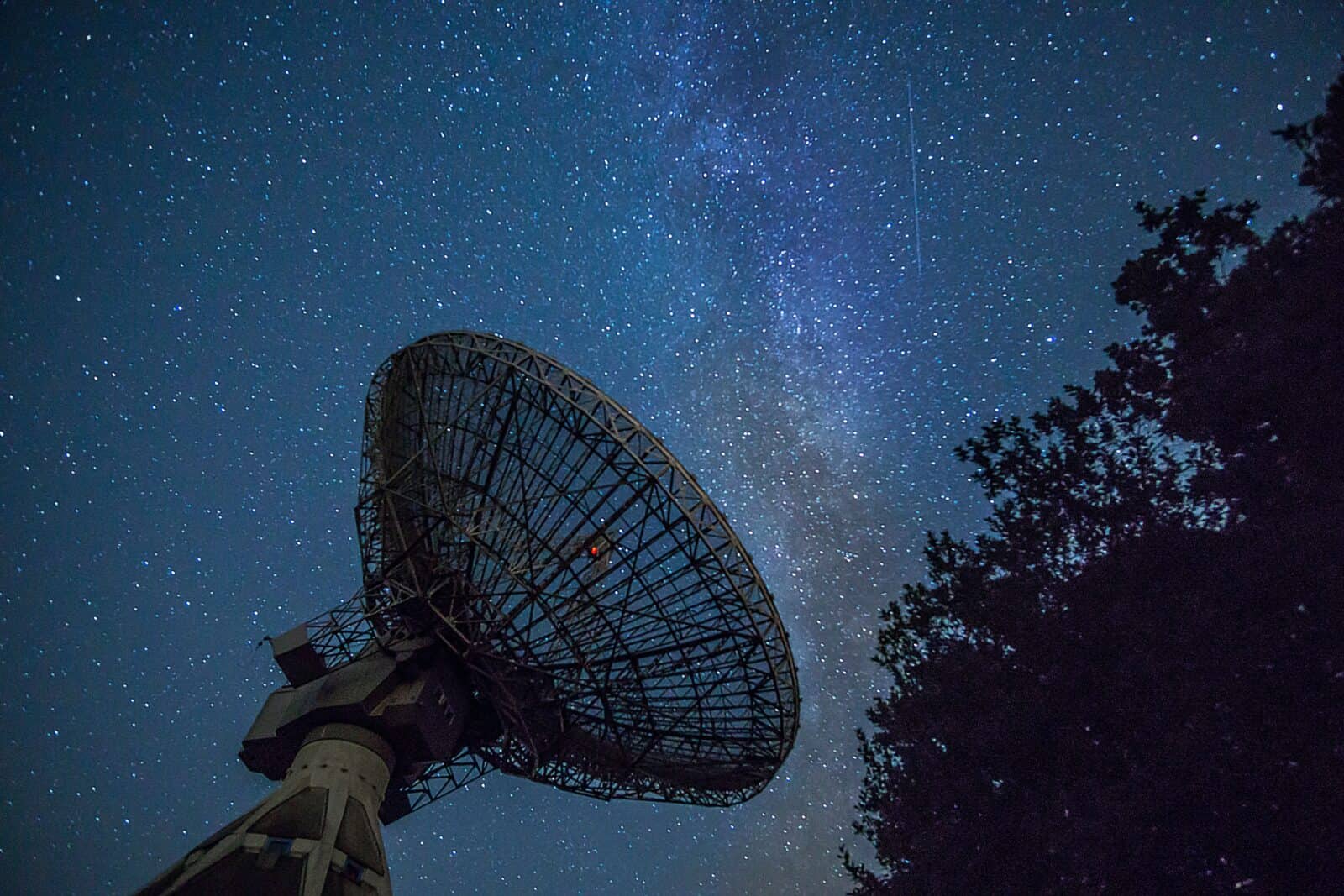 Starlink衛星が意図しない電波漏れで電波天文学に影響を及ぼしている