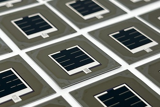 タンデム型太陽電池の変換効率で33.2％という新たな記録を樹立