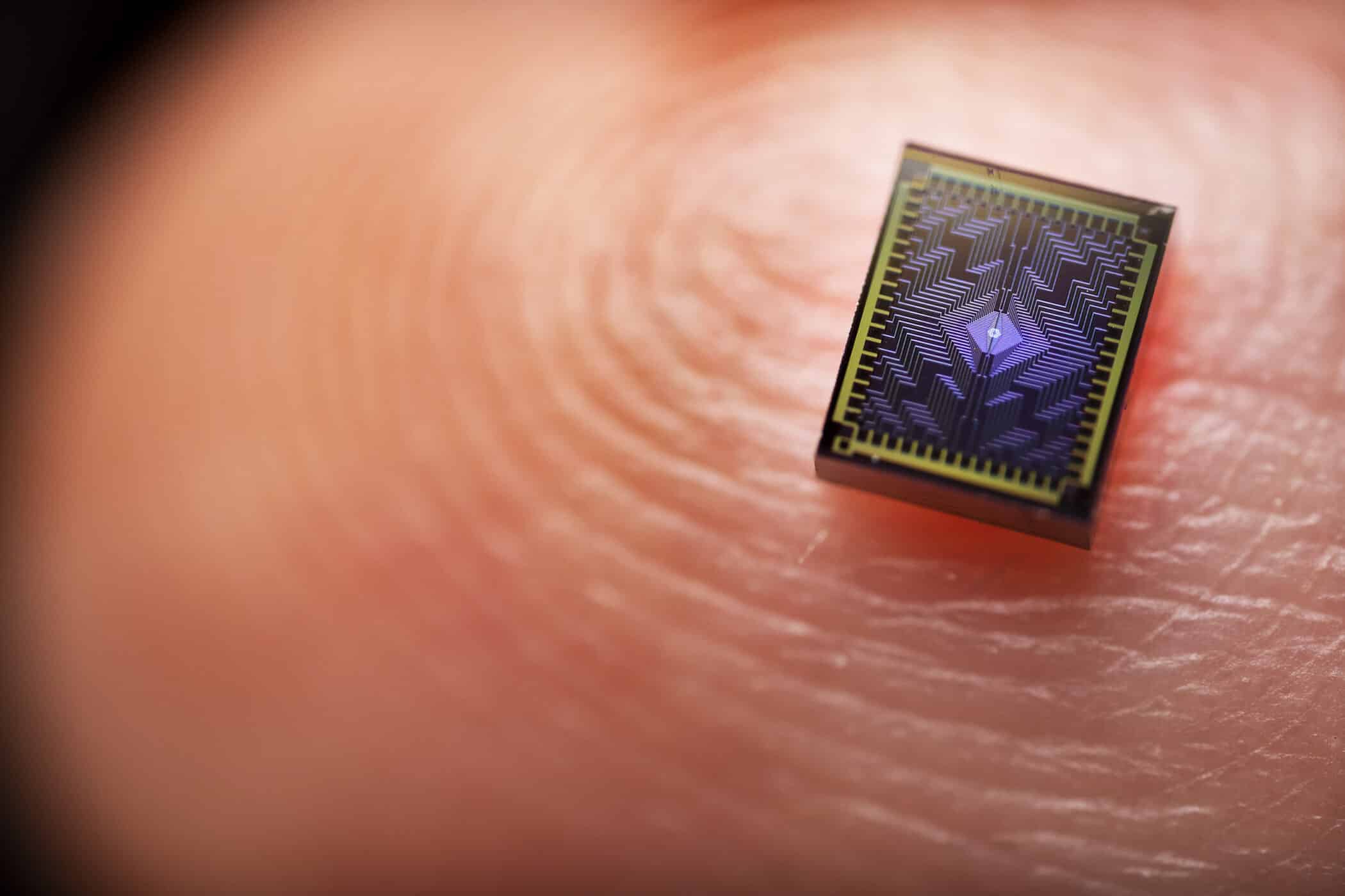 Intel、12量子ビットチップ「Tunnel Falls」を発表：量子研究コミュニティに提供開始