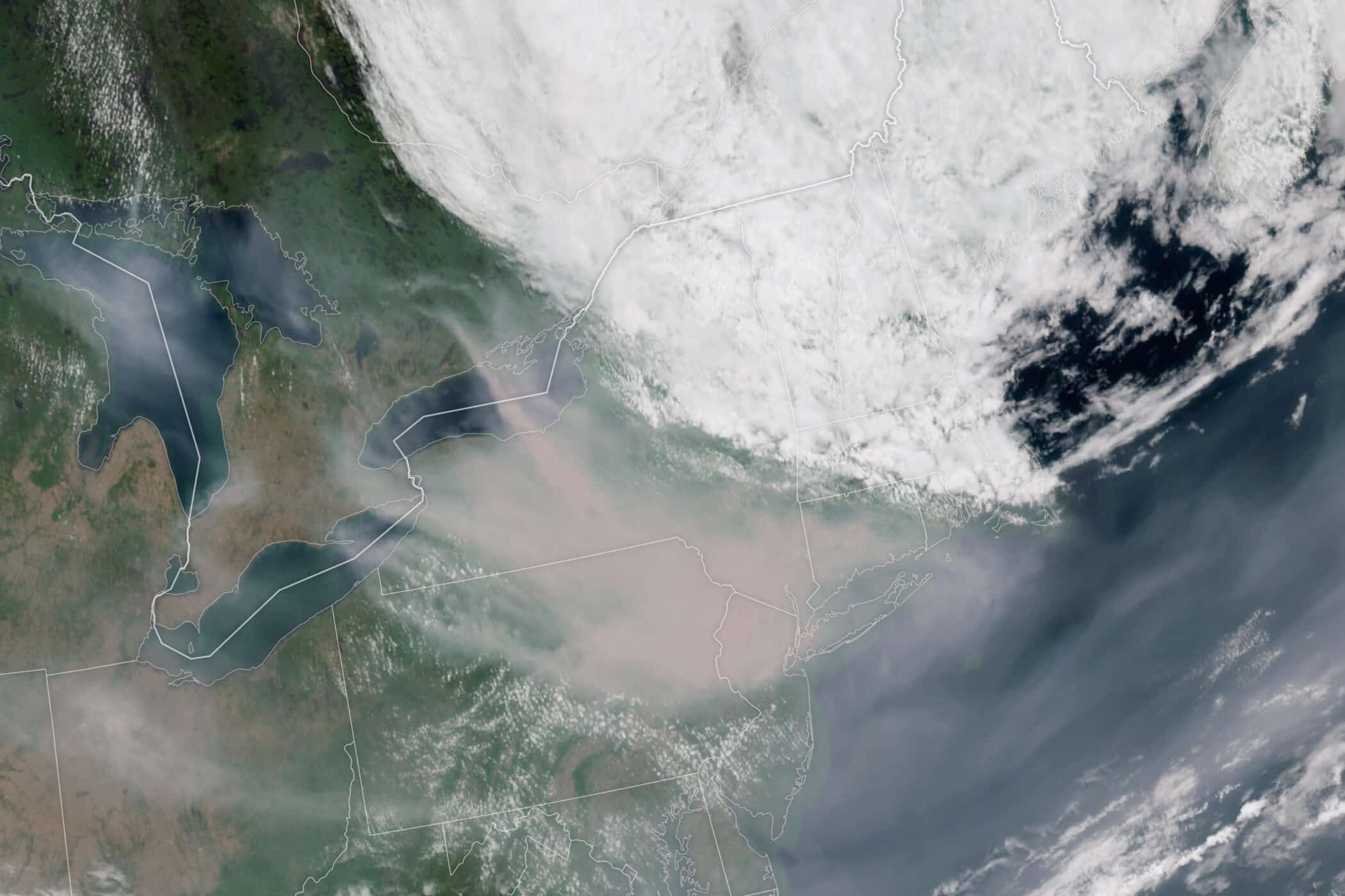NASAの新たな衛星写真でカナダの山火事の煙の巨大さが明らかに