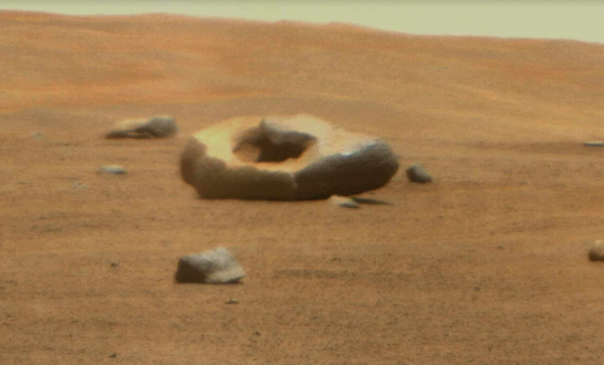 火星でドーナツ型の岩が見つかった