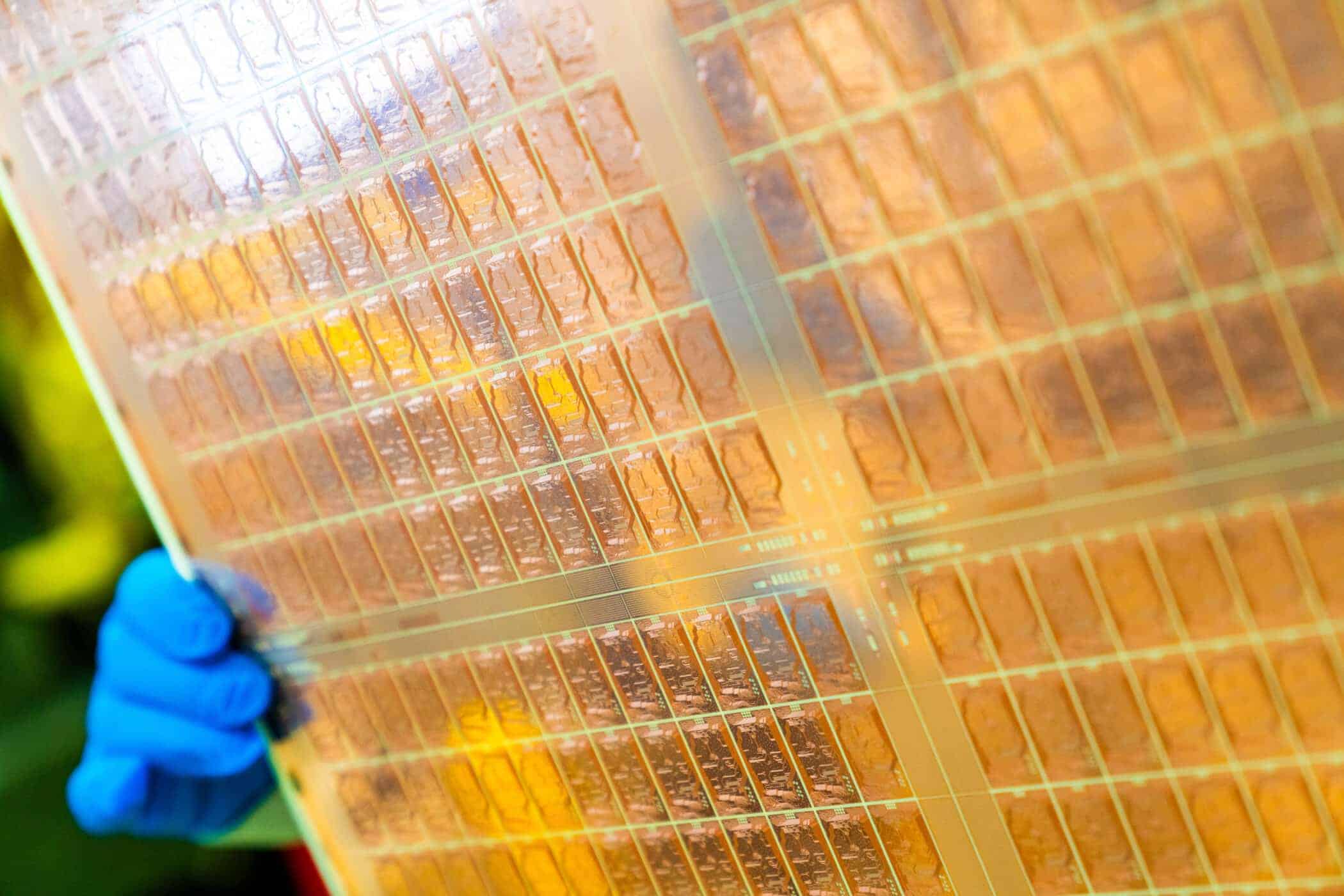 Intelはガラスコア基板を用いたチップによって1兆トランジスタを目指す