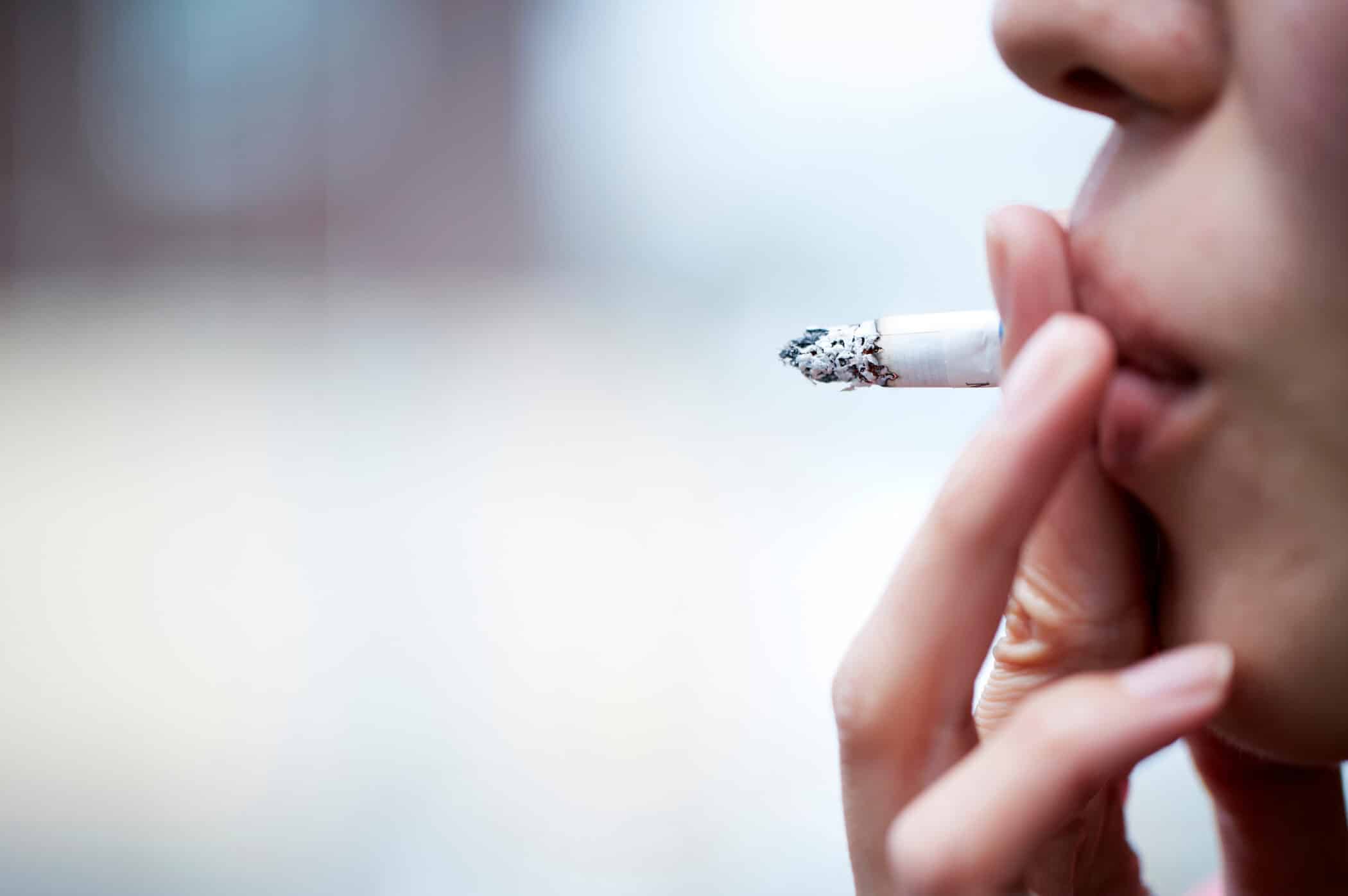 およそ50万人を対象とした大規模調査で喫煙が老化を早めることが明らかになった