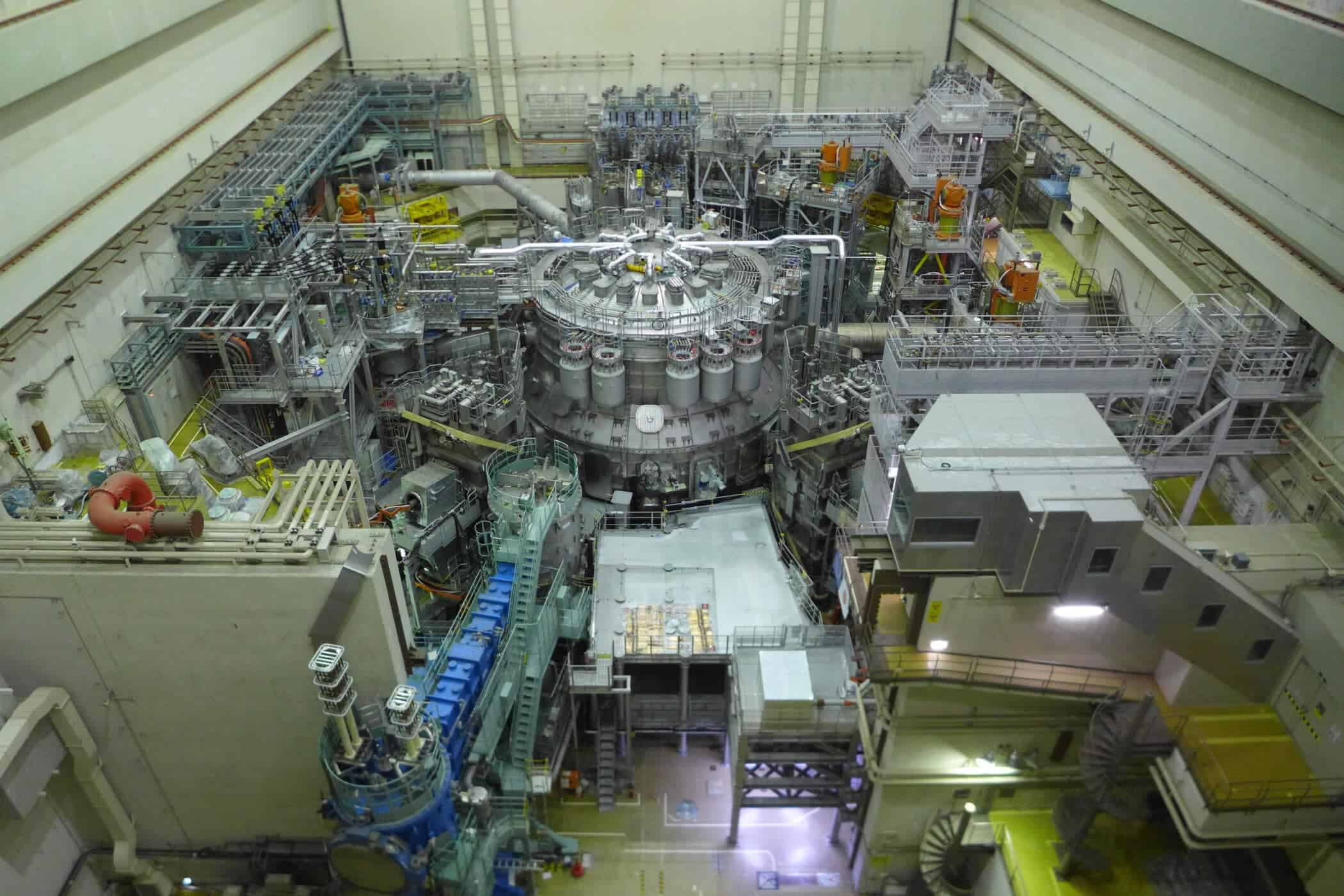 日本の世界最大の核融合炉JT-60SAが初のプラズマ生成に成功