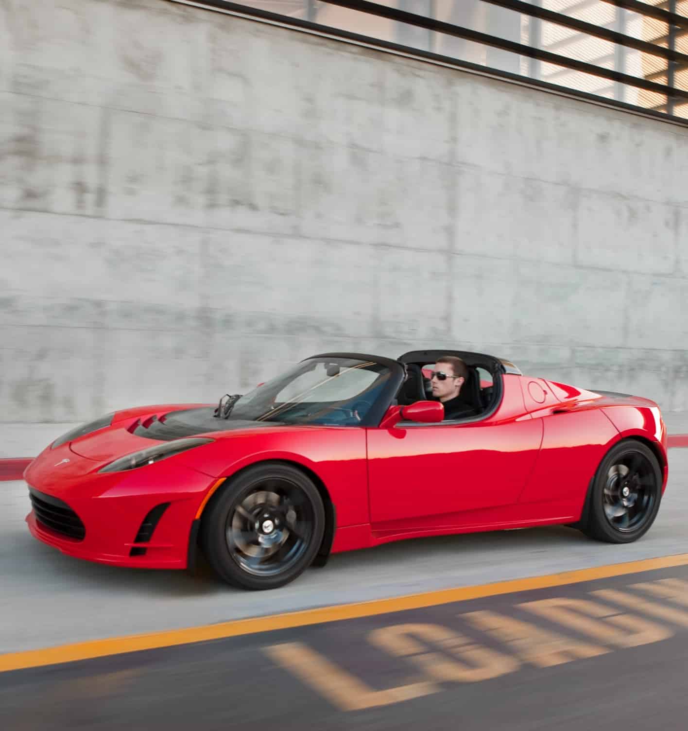 Tesla、EVスポーツカー「Roadster」の設計などをオープンソース化し資料を全面公開