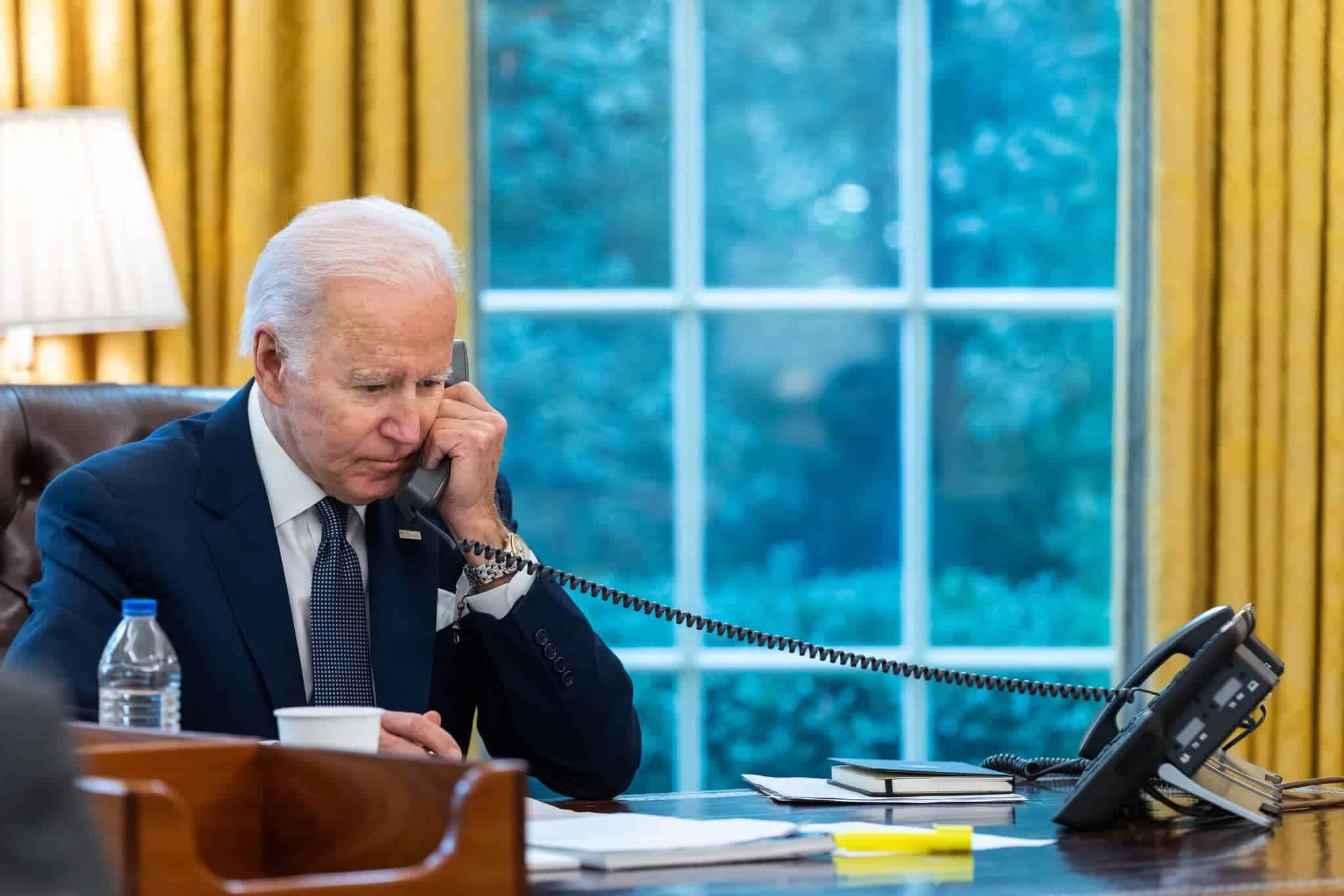 Biden大統領の人工音声が民主党に投票しないように有権者に電話をかけている
