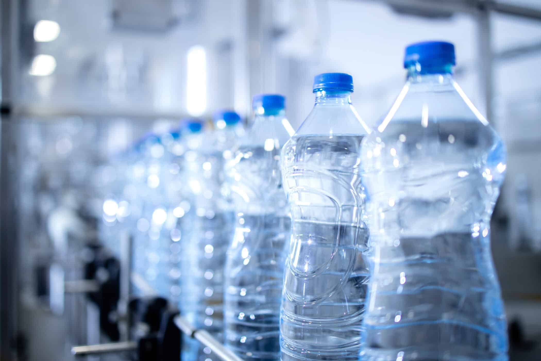 ペットボトル飲料水にはこれまで考えられていた量の100倍以上のプラスチック片が含まれていることが判明